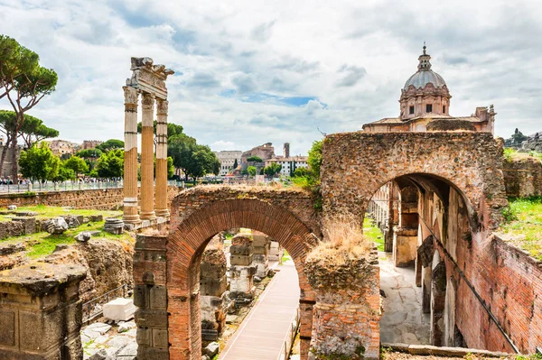 Antiguas ruinas del foro romano en Roma, Italia — Foto de Stock