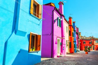 Burano adasında renkli evler, Venedik, İtalya