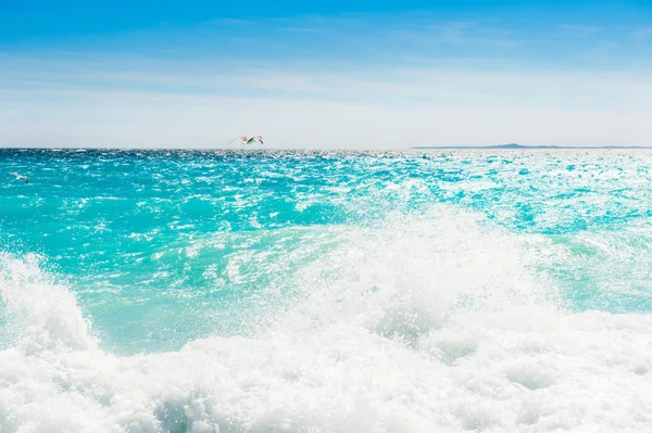 Turquoise sea and blue sky. — Stock Photo, Image