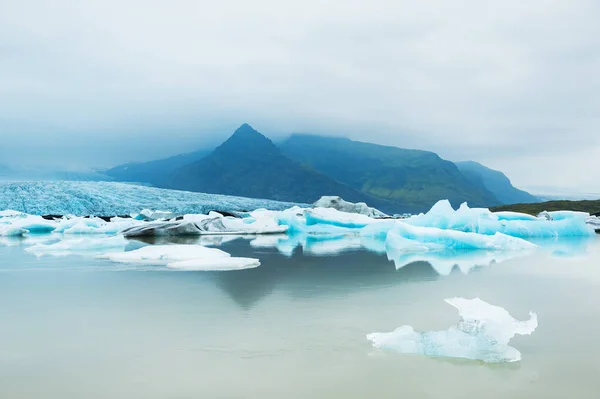 Icebergs dans le lac glaciaire de Fjallsarlon, Islande — Photo