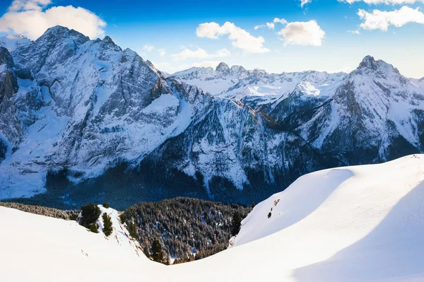 Kışın güneşli bir günde karla kaplı dağlar. — Stok fotoğraf