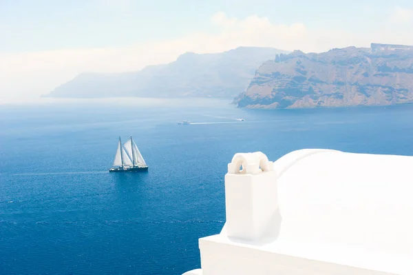 Architettura bianca e mare blu sull'isola di Santorini, Grecia . — Foto Stock