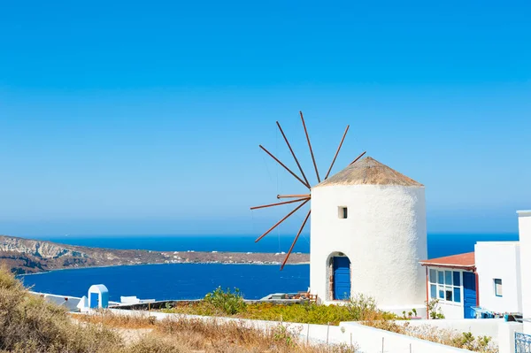 Vecchio mulino a vento nella città di Oia nell'isola di Santorini, Grecia . — Foto Stock
