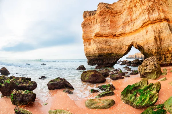 Skály na břehu Atlantského oceánu v Algarve, Portugalsko. — Stock fotografie