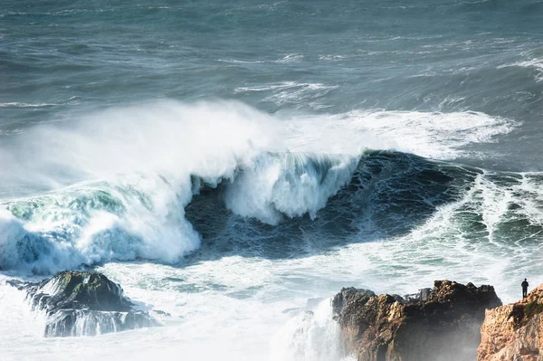 Человек смотрит большие волны в Назаре, Португалия . — стоковое фото