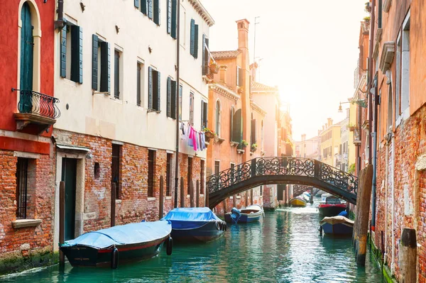 Scenic canal at sunrise in Venice, Italy. — Stock Photo, Image