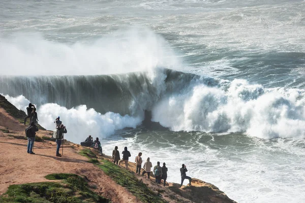 Mensen die naar grote golven kijken in Nazare, Portugal. — Stockfoto