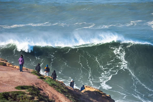 Люди смотрят большие волны в Назаре, Португалия . — стоковое фото