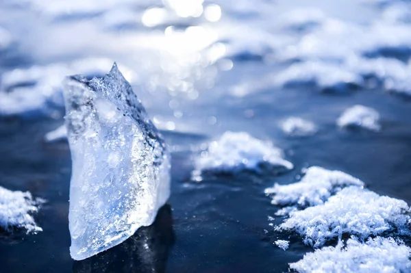 Ice on the frozen lake. — Stock Photo, Image