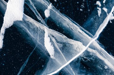 Donmuş göldeki buz 