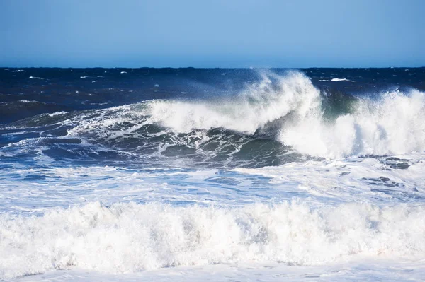 Большая синяя океанская волна разбилась у берега . — стоковое фото