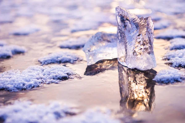 Ice on the frozen lake. — Stock Photo, Image