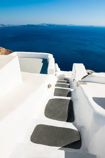 Architecture blanche et mer bleue sur l'île de Santorin, Grèce . — Photo
