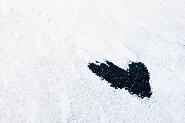Kar ve buzla kaplı kalp şekli. — Stok fotoğraf