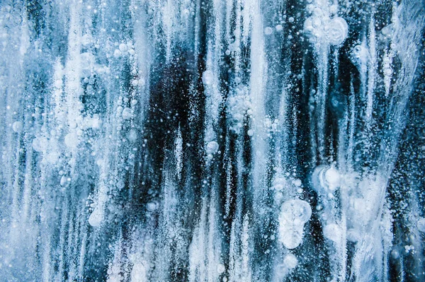 冰冻湖中有气泡的蓝色冰. — 图库照片