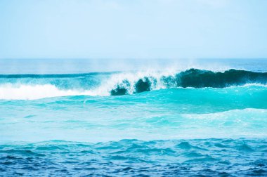 Atlantik Okyanusu kıyısında dalgalar.