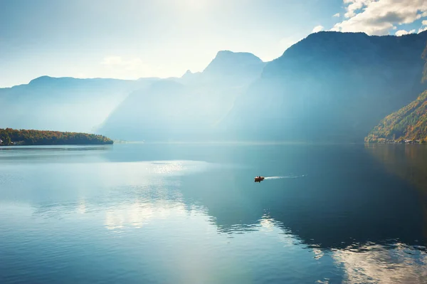 Boot drijvend op het Hallstatter meer in Alpen, Oostenrijk — Stockfoto