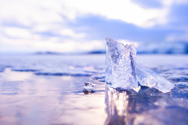 Ice op de bevroren meer bij zonsondergang. — Stockfoto