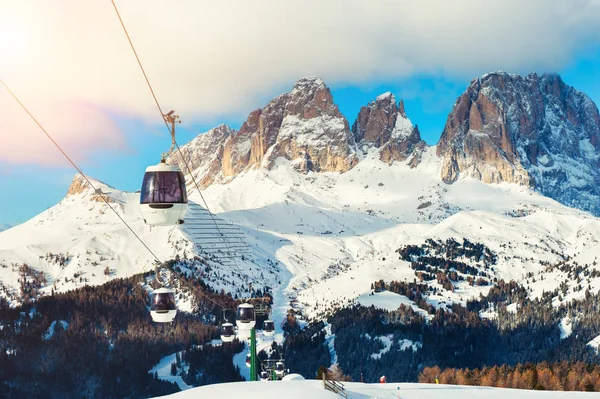 Skidort på vintern Dolomite Alperna. — Stockfoto