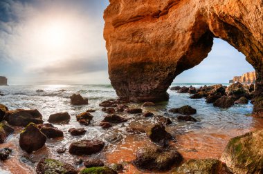 Portekiz, Algarve 'de Atlantik Okyanusu kıyısındaki kayalar. 