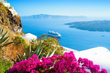 Beyaz mimarisi ve mavi deniz Santorini Island, Yunanistan. 