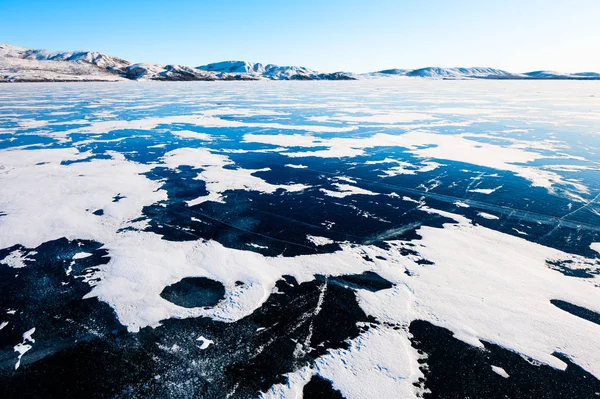 Is och snö på den frusna sjön. — Stockfoto
