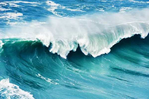 Волны на побережье Атлантического океана — стоковое фото