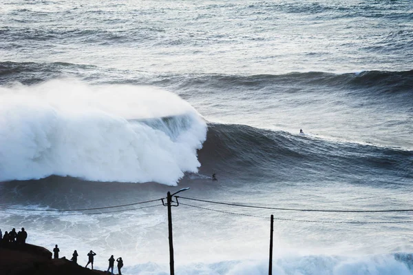 Surfer przemierza dużą falę 15 metrów w Nazare, Portugalia. — Zdjęcie stockowe