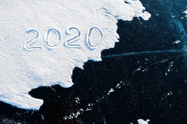 Inscription du nouvel an 2020 sur la surface de la neige sur la glace . — Photo