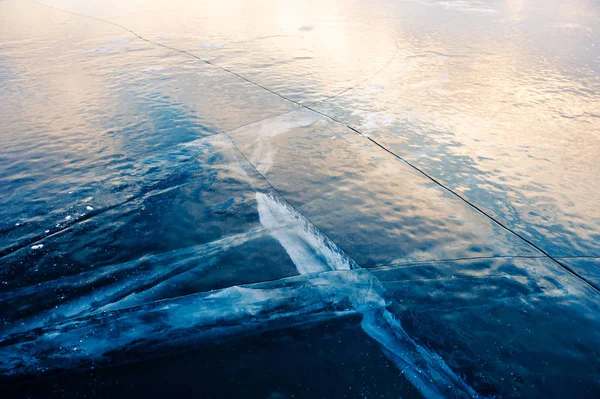 Glace sur le lac gelé au coucher du soleil . — Photo