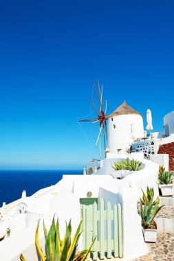 Yunanistan 'ın Santorini adasındaki eski yel değirmeni.