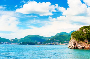 Karadağ 'ın Budva kenti yakınlarındaki güzel sahil. 