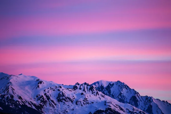 Prachtige zonsopgang in de bergen — Stockfoto