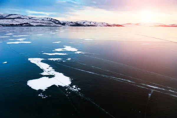 Gelo no lago congelado. Linda paisagem de inverno . — Fotografia de Stock