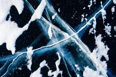 Buz ve kar donmuş göl üzerinde.