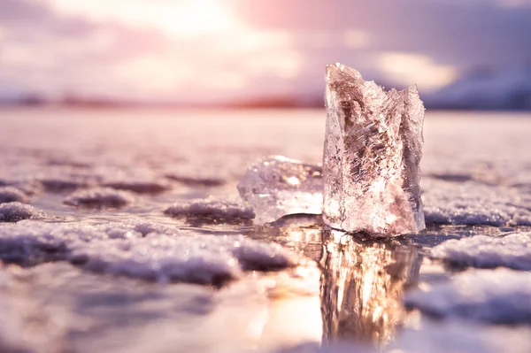 Is på den frusna sjön vid solnedgången. — Stockfoto