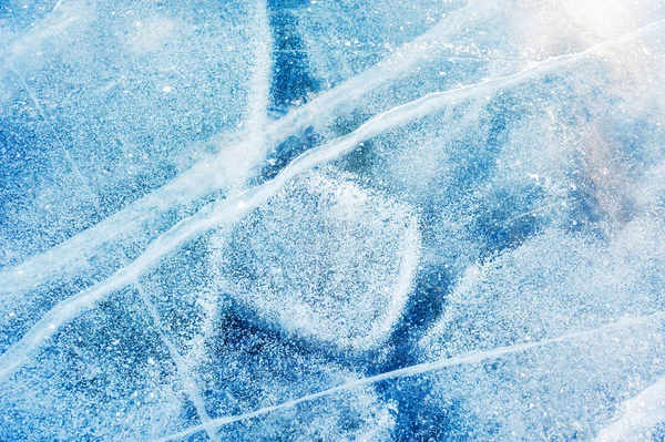 Glace bleue avec bulles d'air dans le lac gelé . — Photo