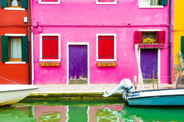 Kolorowe domy nad kanałem na wyspie Burano, Wenecja, Włochy. — Zdjęcie stockowe