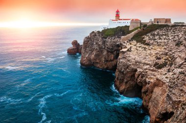 St. Vincent Burnu 'ndaki deniz feneri gün batımında, Algarve, Portekiz. 