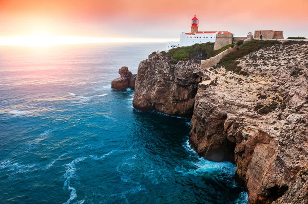 Faro en Cabo San Vicente al atardecer, Algarve, Portugal . —  Fotos de Stock