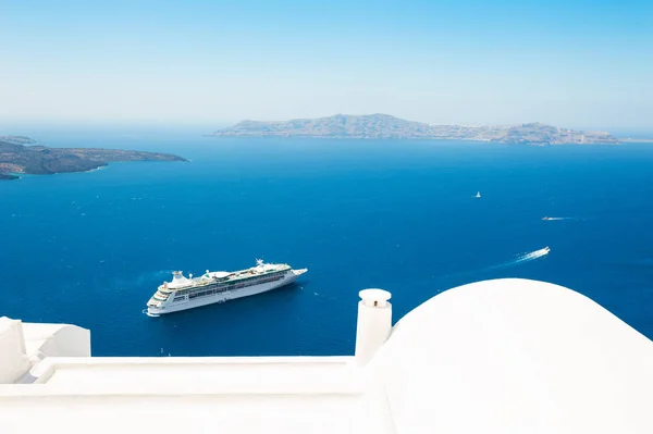 Белая архитектура и синее море на острове Санторини, Греция . — стоковое фото