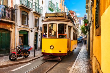 Lizbon, Portekiz 'de caddede sarı klasik tramvay