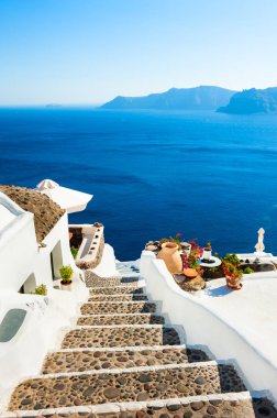 Beyaz mimarisi ve mavi deniz Santorini Island, Yunanistan. 