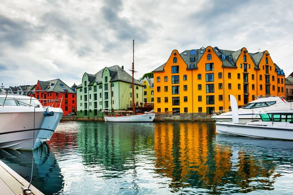ノルウェーのアレスンドにあるフィヨルドのカラフルな建築. — ストック写真