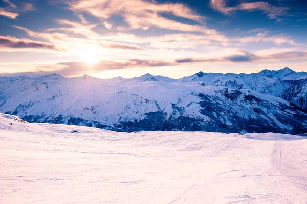 Skidbackar i skidorten i vinteralperna. 3 dalar, Frankrike — Stockfoto