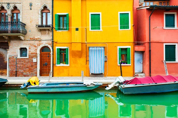 Maisons colorées sur le canal de l'île de Burano, Venise, Italie — Photo