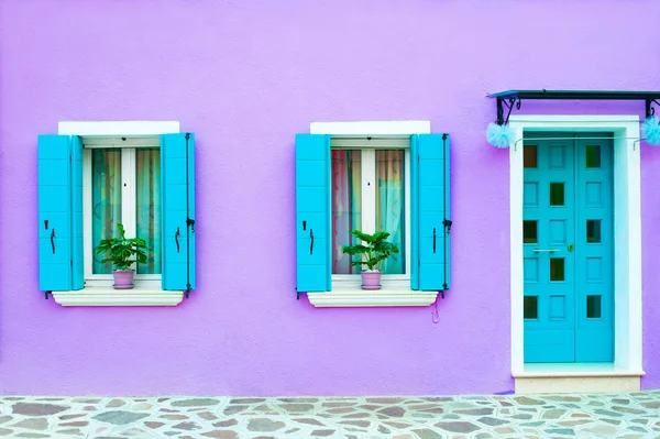 Fenêtres avec volets bleus sur le mur violet . — Photo