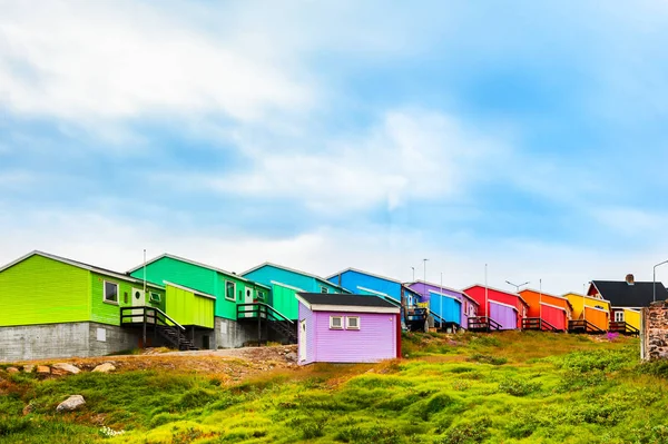 Casas coloridas en Qeqertarsuaq village, Groenlandia . —  Fotos de Stock