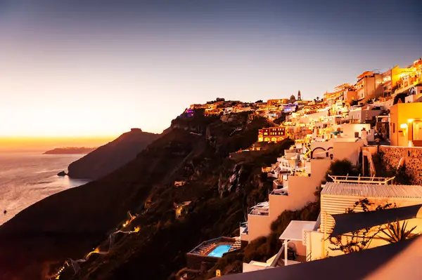 Abendlichter nach Sonnenuntergang auf der Insel Santorini, Griechenland. — Stockfoto