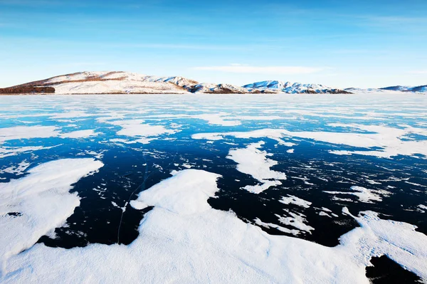 Gelo e neve no lago congelado . — Fotografia de Stock